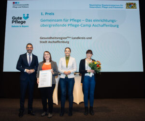 Bildunterschrift: Landrat Dr. Alexander Legler, Geschäftsstellenleiterin der Gesundheitsregionplus Monika Gabel, Staatsministerin Judith Gerlach und Kathleen Tobi (Lehrkraft für Berufspädagogik an der BiG und Mitorganisatorin des Pflege-Camps aus dem Ausbildungsverbund Pflege Aschaffenburg)